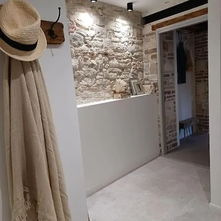 Tres Virtutes Apartment *